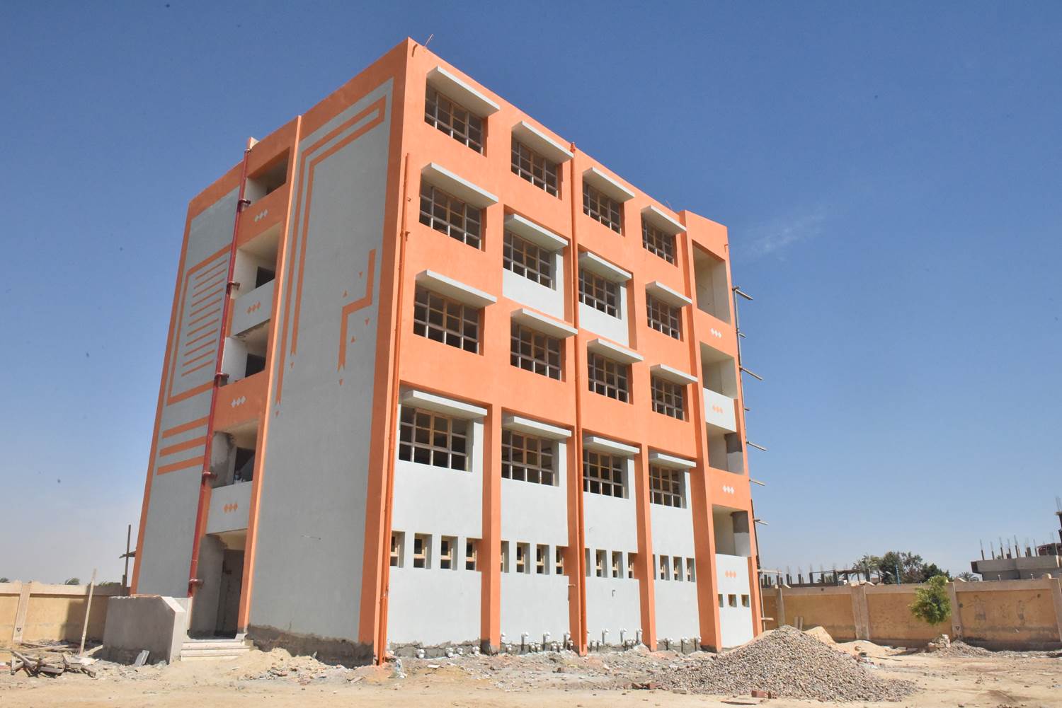 محافظ أسيوط يتفقد إنشاء مدارس وأعمال رصف بديروط  (1)