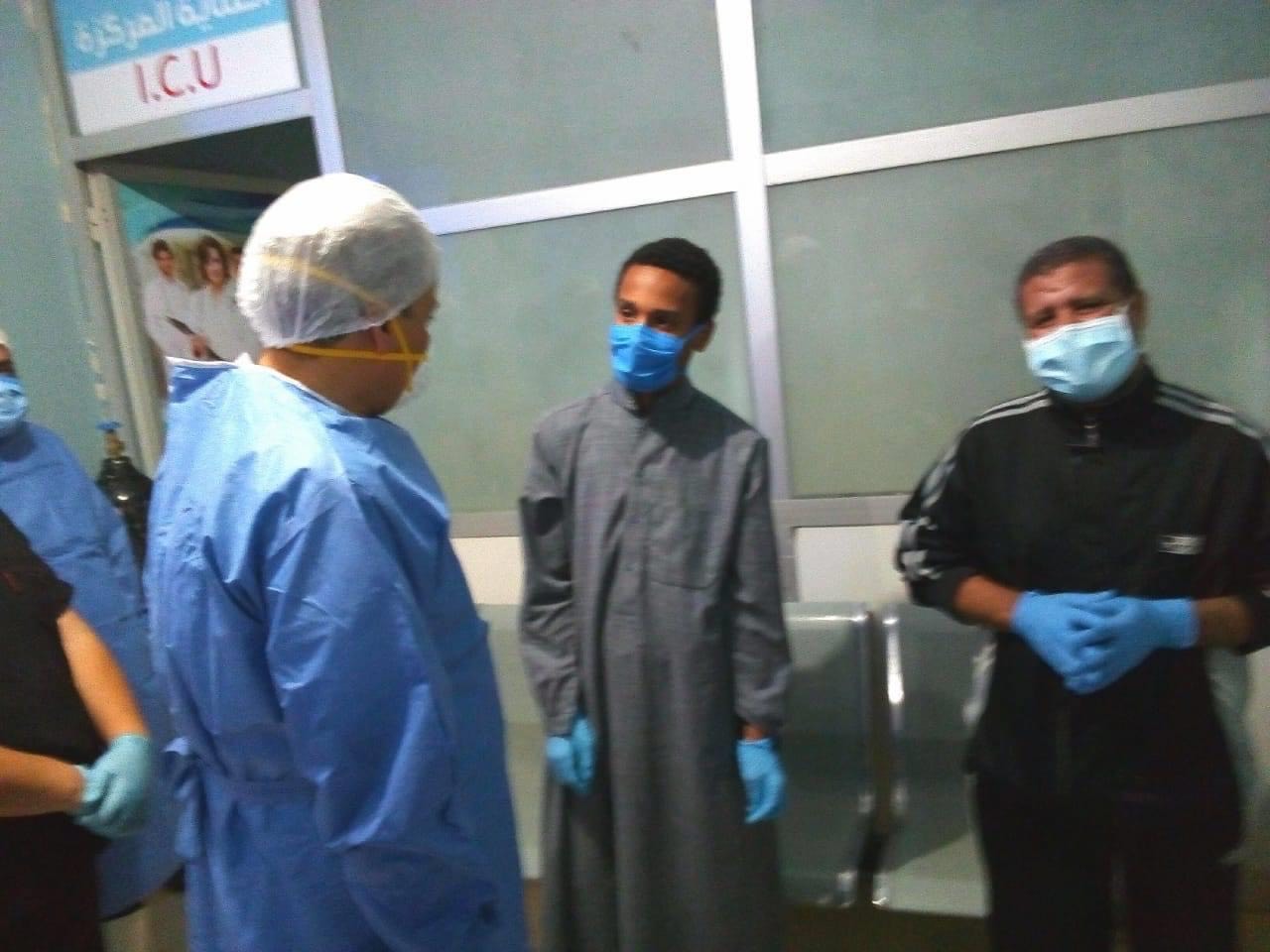 خروج حالتين بعد تعافيهما من فيروس كورونا بمستشفى حميات الغردقة (1)