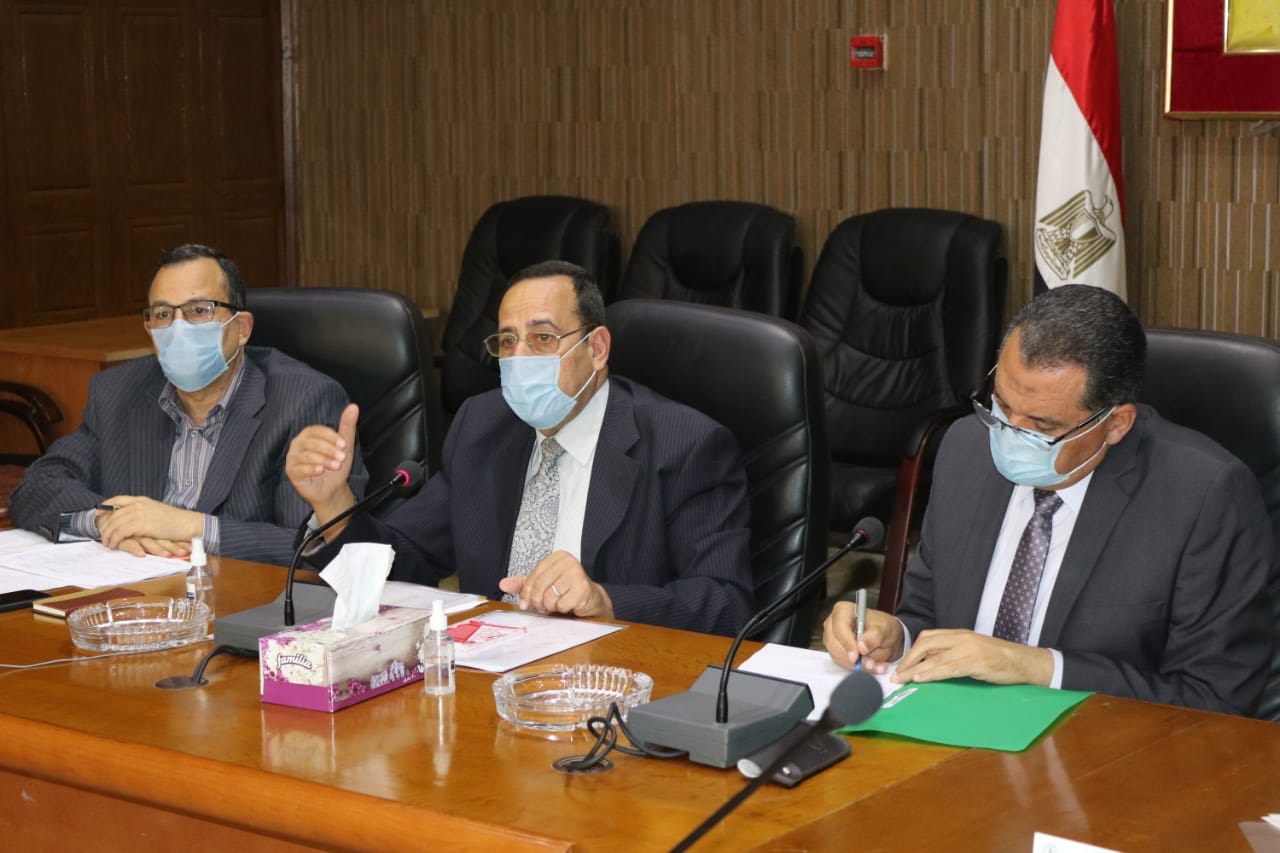 محافظ شمال سيناء خلال الاجتماع التنفيذى (4)
