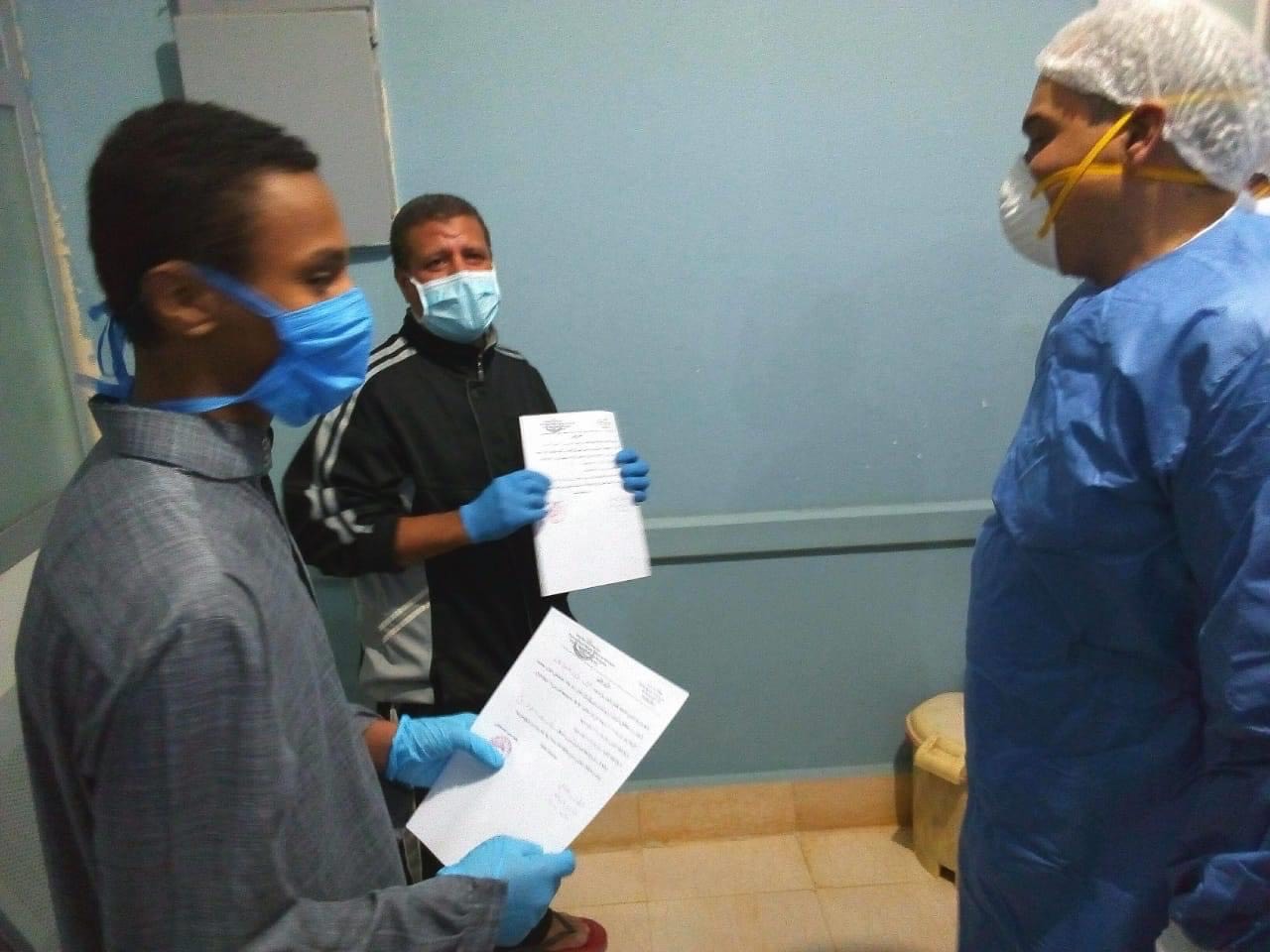 خروج حالتين بعد تعافيهما من فيروس كورونا بمستشفى حميات الغردقة (2)