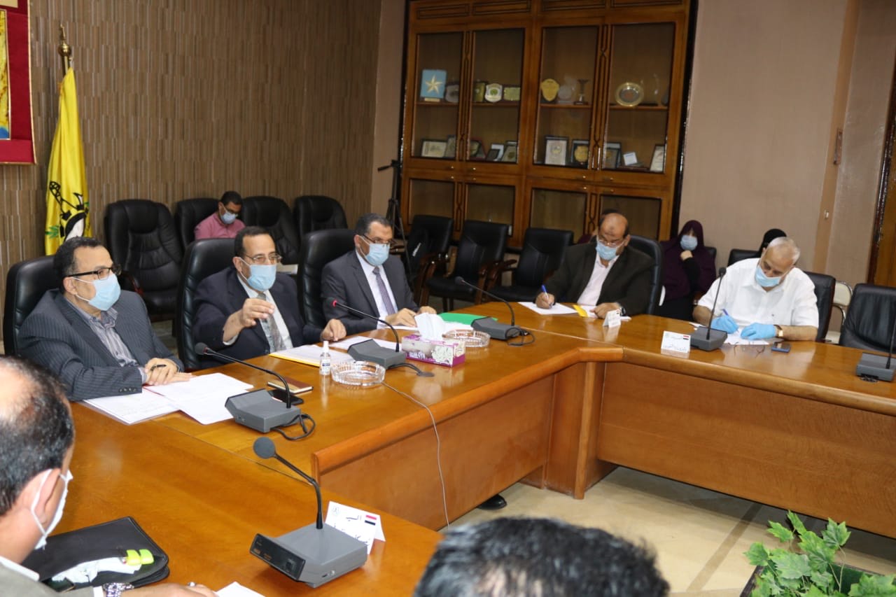 محافظ شمال سيناء خلال الاجتماع التنفيذى (2)