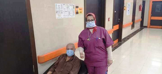 الدكتورة-إلهام-محمد-مديرة-المستشفى-مع-المتعافين