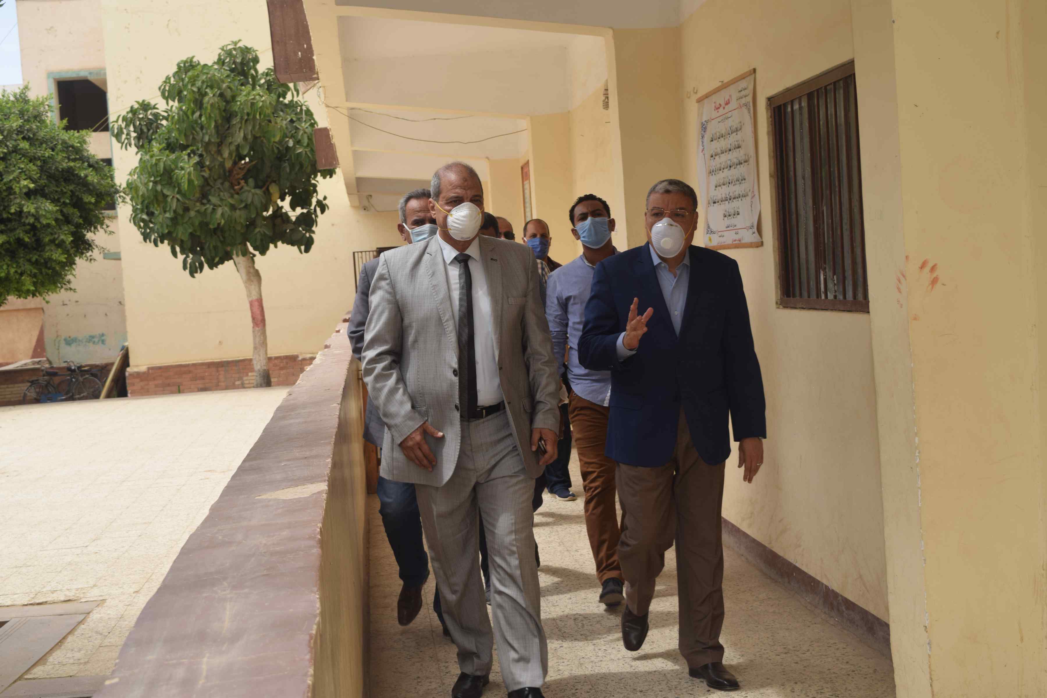 محافظ المنيا يتابع استلام المشروعات البحثية بالمدارس (6)