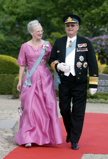 الملكة مارجريت والأمير هنريك في زفاف الأمير جواكيم وماري كافاليير في الدنمارك .