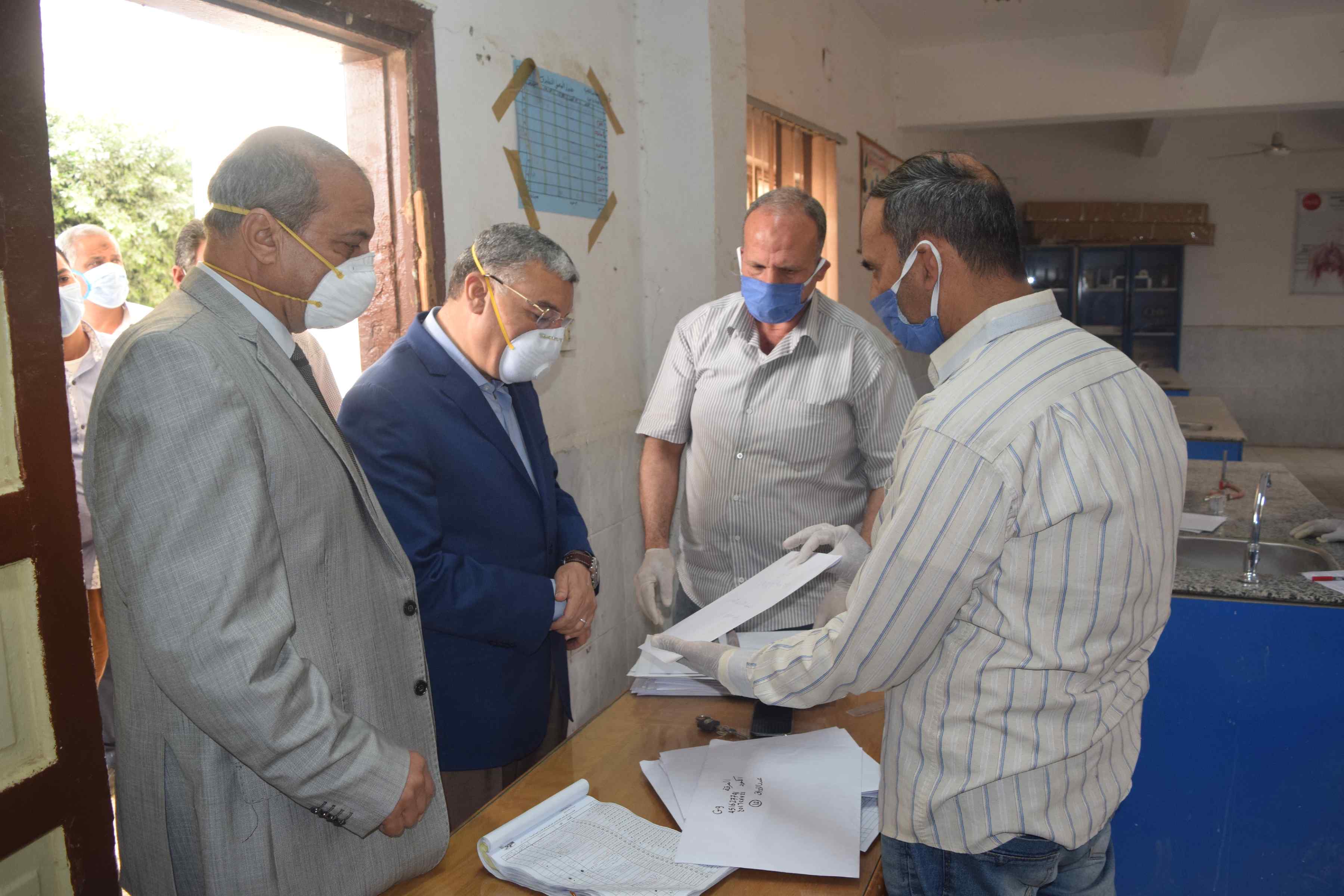 محافظ المنيا يتابع استلام المشروعات البحثية بالمدارس (1)