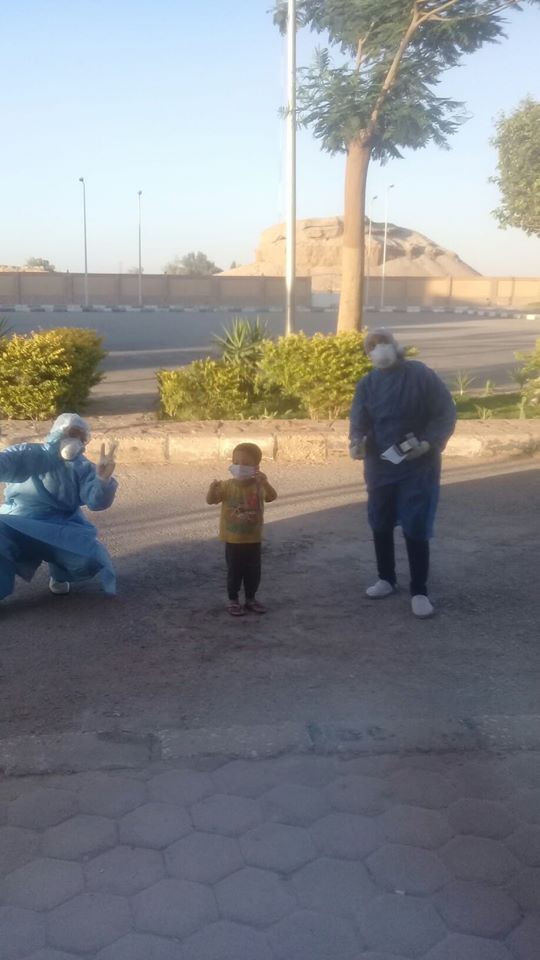 فرحة الأطباء مع الطفل محمد عمر خلال خروجه من العزل