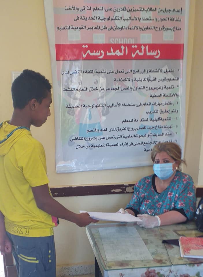 مدارس أسوان تتسلم المشروعات البحثية لطلاب المدارس لليوم الرابع (3)