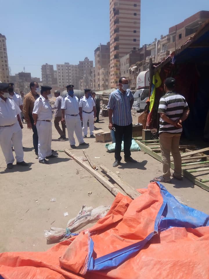  حملة مكبرة لإزالة سوق عشوائى بشارع نعمان الأعصر بالمحلة (4)