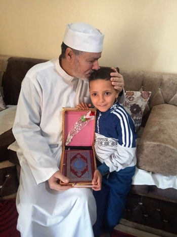 آدم-مع-كبير-ائمة-مركز-سمسطا آدم-مع-كبير-ائمة-مركز-سمسطا