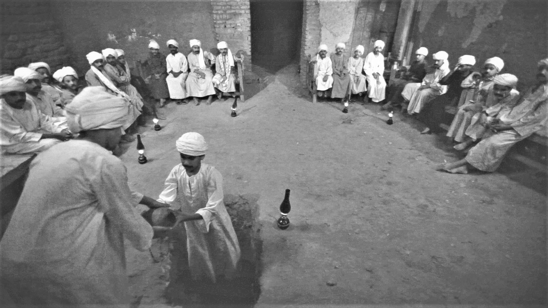 مشهد من فيلم العربة المدفونة