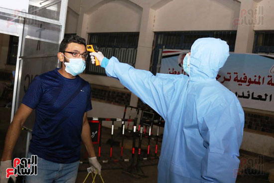 رئيس جامعة المنوفية يستقبل 190 عائدا من الخارج قبل تسكينهم بمدينة الأمل (6)