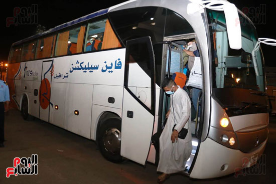 رئيس جامعة المنوفية يستقبل 190 عائدا من الخارج قبل تسكينهم بمدينة الأمل (5)