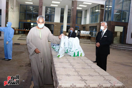 رئيس جامعة المنوفية يستقبل 190 عائدا من الخارج قبل تسكينهم بمدينة الأمل (4)