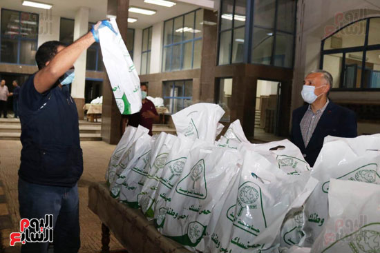 رئيس جامعة المنوفية يستقبل 190 عائدا من الخارج قبل تسكينهم بمدينة الأمل (8)