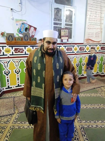 آدم-مع-أحد-الائمة-العاملين--بدار-الافتاء آدم-مع-أحد-الائمة-العاملين--بدار-الافتاء