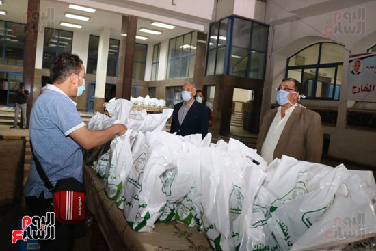 رئيس جامعة المنوفية يستقبل 190 عائدا من الخارج قبل تسكينهم بمدينة الأمل (7)