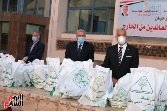 رئيس جامعة المنوفية يستقبل 190 عائدا من الخارج قبل تسكينهم بمدينة الأمل (3)