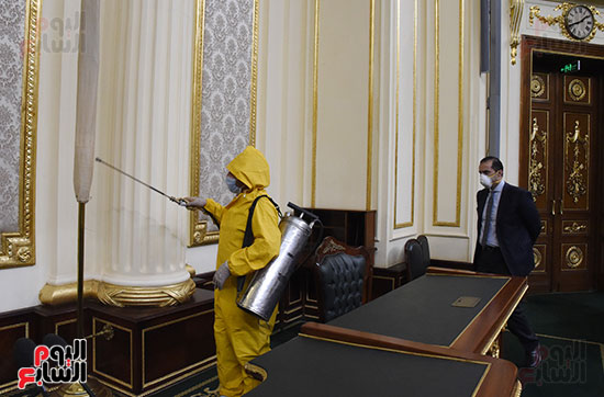 تعقيم و تطهير قاعات البرلمان استعدادا لجلسات الأحد المقبل (19)