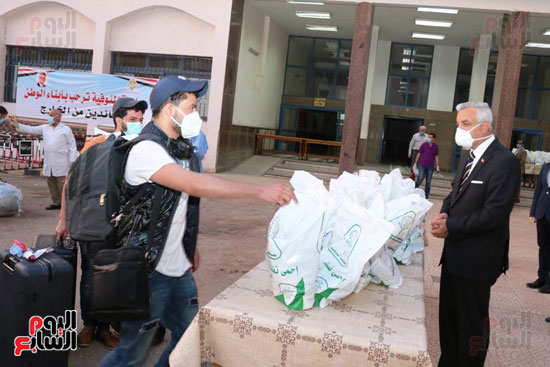 رئيس جامعة المنوفية يستقبل 190 عائدا من الخارج قبل تسكينهم بمدينة الأمل (2)