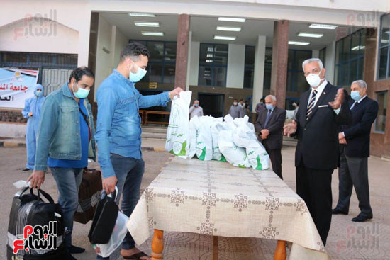 رئيس جامعة المنوفية يستقبل 190 عائدا من الخارج قبل تسكينهم بمدينة الأمل (1)