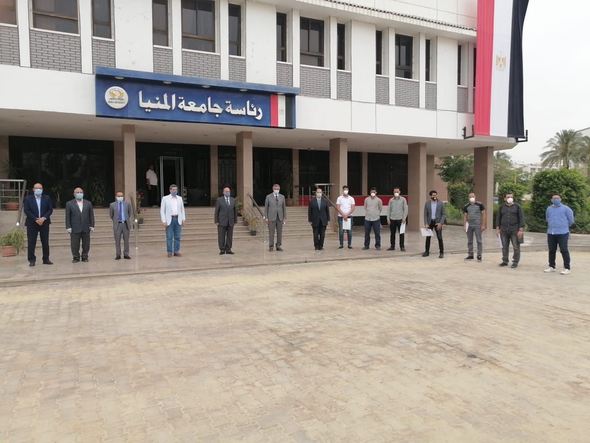 جامعة المنيا تُكرم الأطقم الطبية والتمريضية العاملين بمستشفيات العزل الصحى (1)
