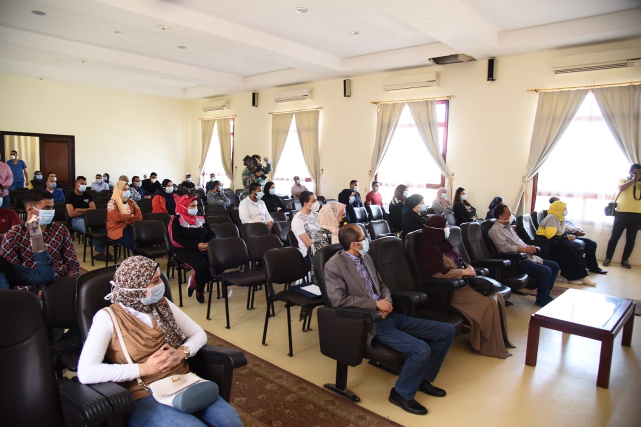 لقاء المحافظ بالمدينة الشبابية مع أطقم أطباء (3)