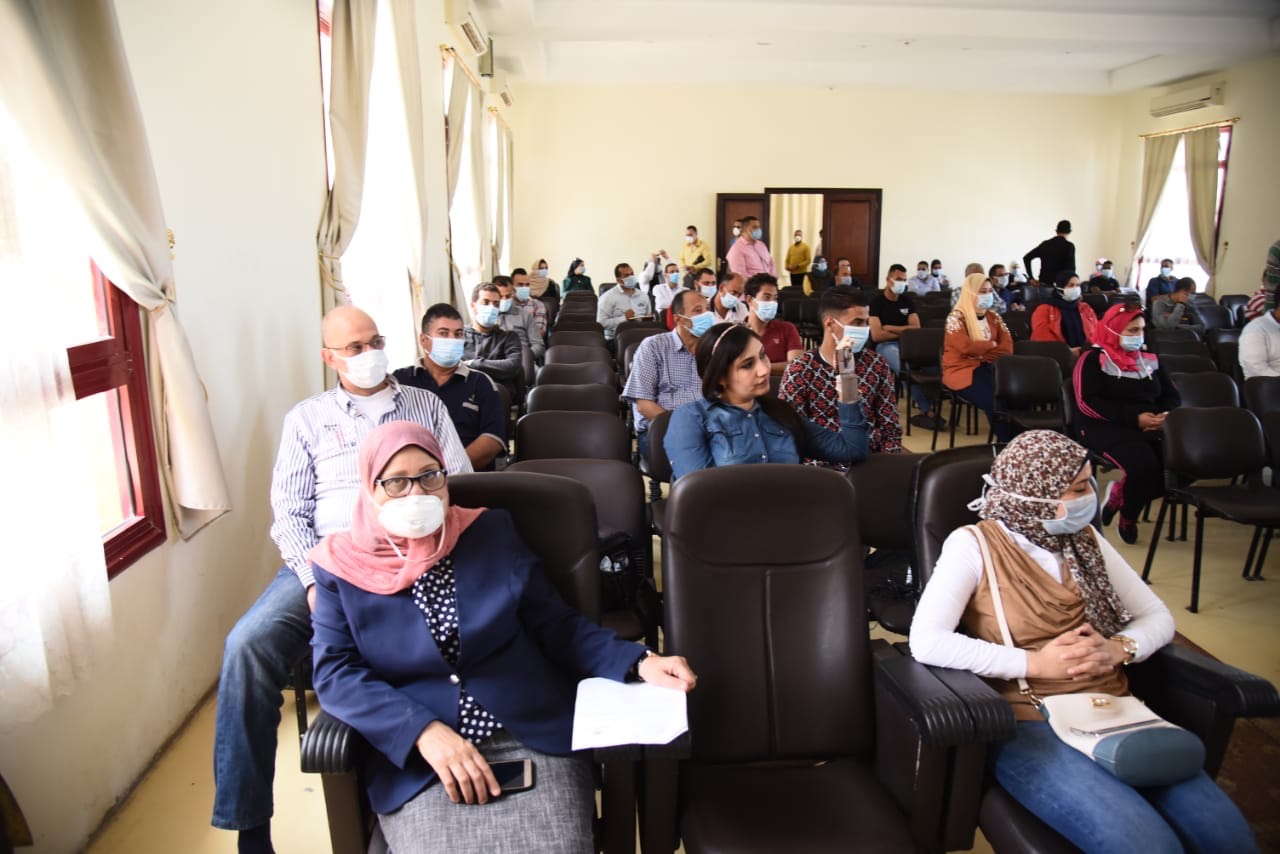 لقاء المحافظ بالمدينة الشبابية مع أطقم أطباء (1)