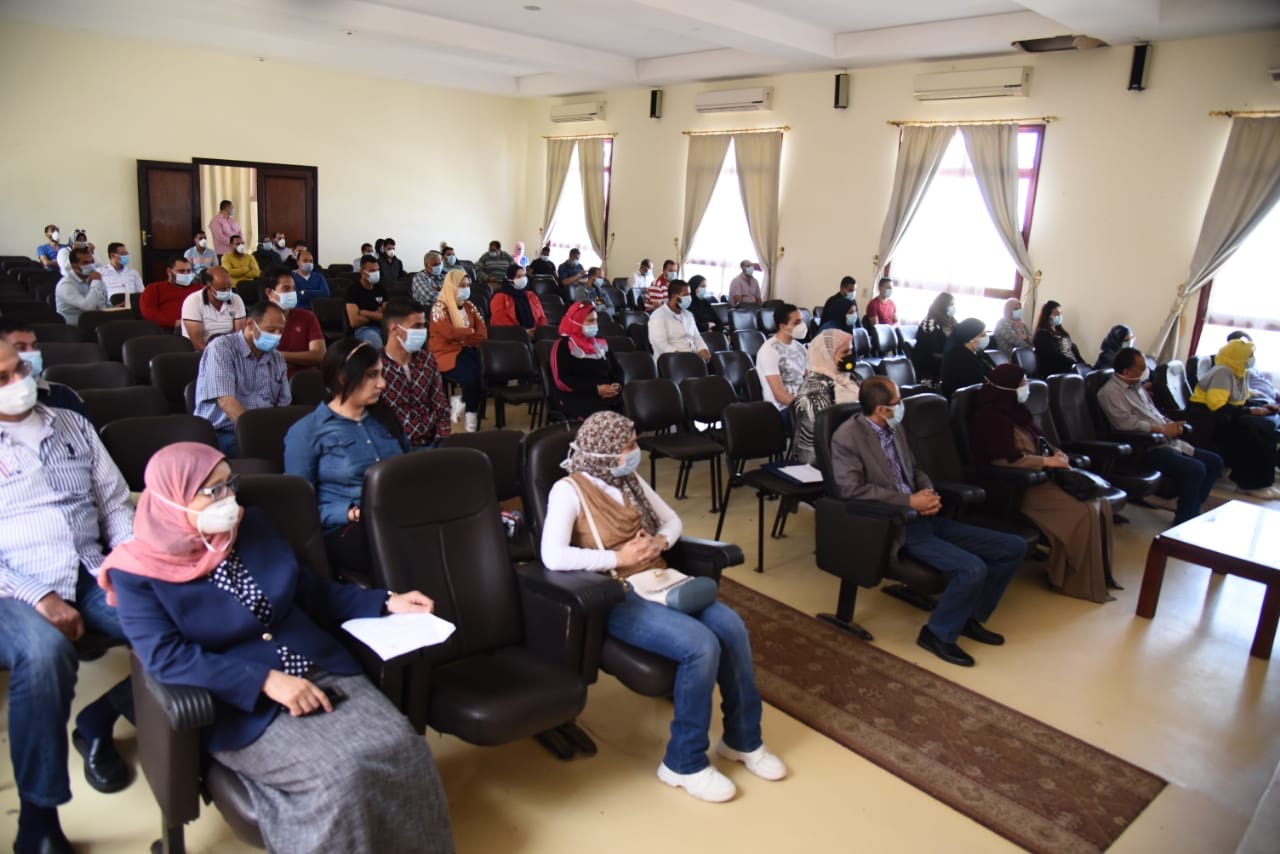 لقاء المحافظ بالمدينة الشبابية مع أطقم أطباء (5)