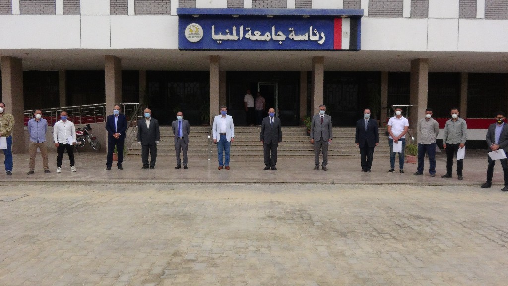 جامعة المنيا تُكرم الأطقم الطبية والتمريضية العاملين بمستشفيات العزل الصحى (4)