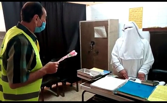 إهداء أطقم تمريض مستشفى تفهنا العزب الورود (2)