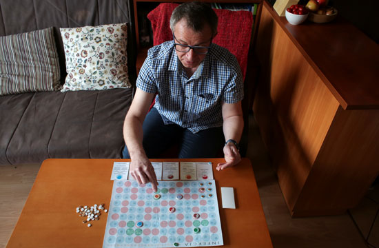 يشرح Wojciech Glac  أخصائي الأعصاب في جامعة جدانسك  كيفية لعب لعبة لوحية اخترعها تسمى العدوى على كورونا