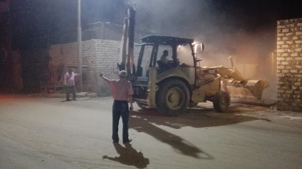 1 رفع 55 طن مخلفات صلبة وأتربة فى حملات ليلية بشوارع مدينة إسنا
