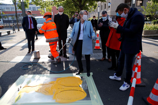 تفاعلت إليزابيث بورن وزيرة الانتقال البيئي والشاملة الفرنسية بعد رش الطلاء الأصفر على علامة على ممرات الدراجات الجديدة