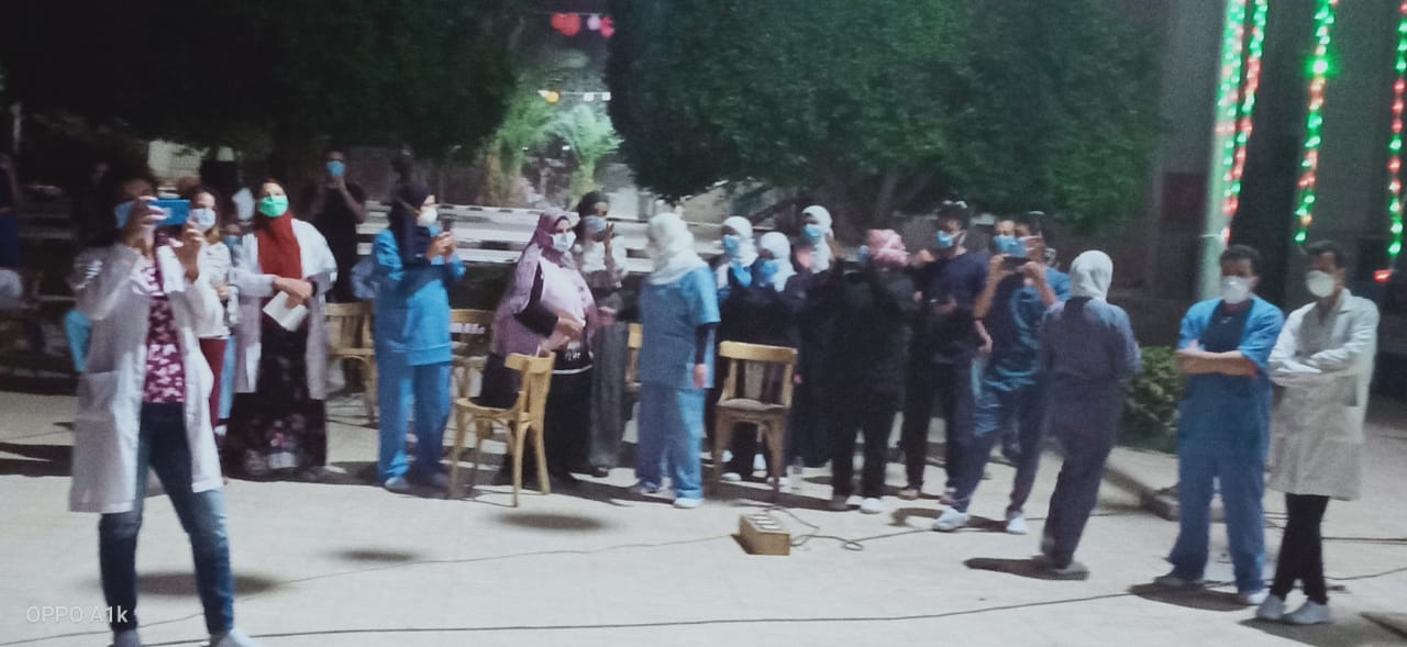 حفل غنائي لمرضي كورونا للترفيه عنهم بأسيوط (1)