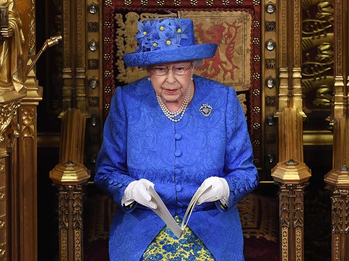 الملكة اليزابيث فى لونها المفضل