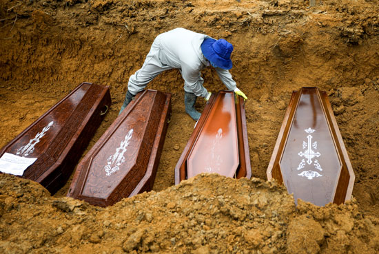 دفن مجموعة من الضحايا