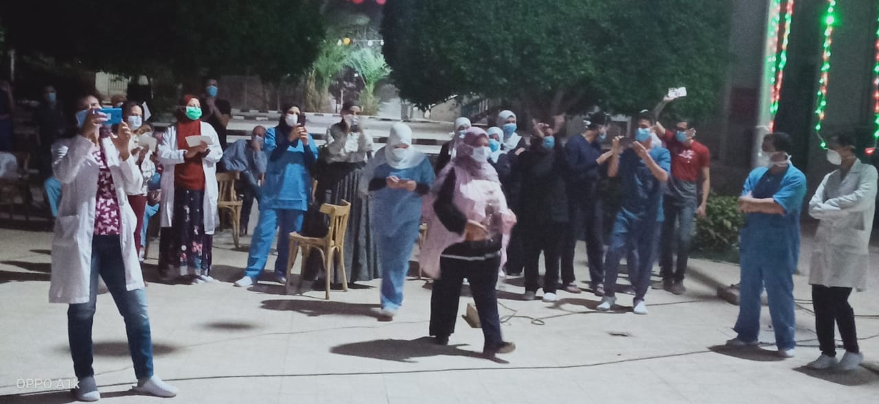 حفل غنائي لمرضي كورونا للترفيه عنهم بأسيوط (4)