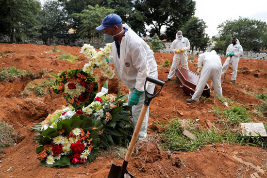باقات من الزهور وضعها البرازيليون على مقابر ذويهم