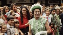الملكة والحشود عام 77
