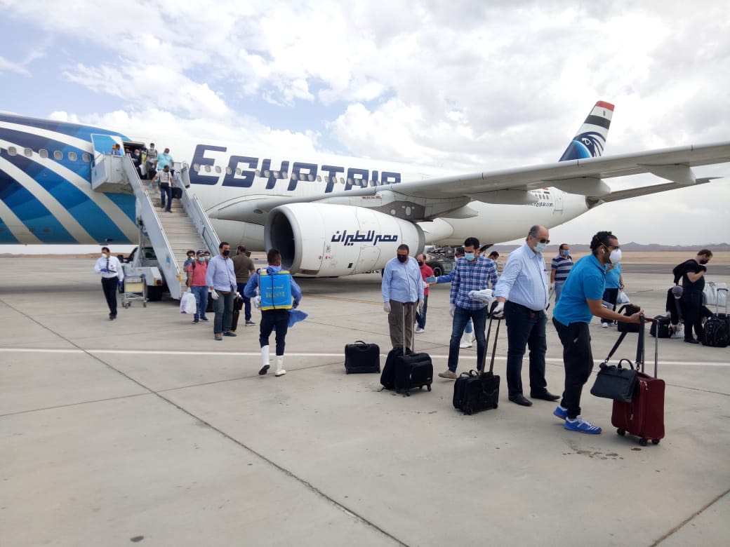العائدين من الرياض يصلون مطار مرسي علم  (4)