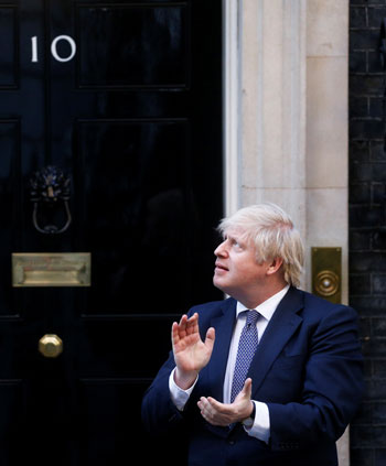 رئيس الوزراء البريطانى يشارك للمرة الثالثة فى تحية الأطباء بشوارع بريطانيا