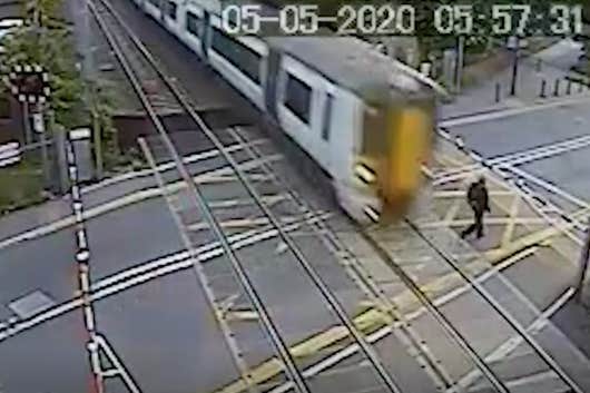 لحظة مرور الرجل من امام القطار