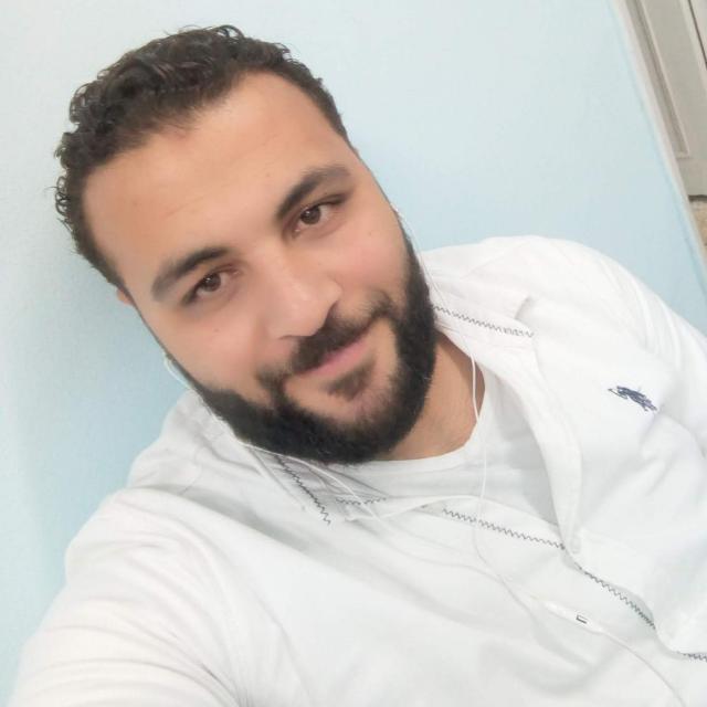 أحمد نجيب عضو فريق التحاليل الطبية