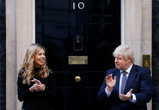 رئيس الوزراء البريطانى وزوجته يصفقان