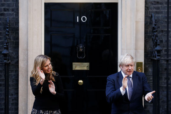 رئيس الوزراء وزوجته يحيون البريطانيين فى الشوارع