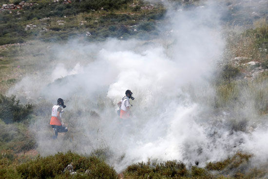 قوات الاحتلال تطلق الغاز المسيل للدموع
