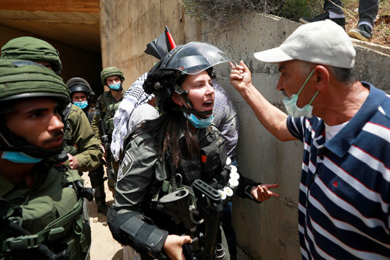 قوات الاحتلال الاسرائيلى تتصدى لمظاهرات الفلسطينين