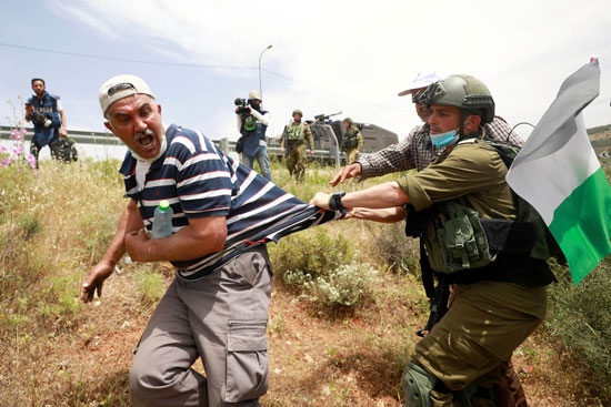 اعتقال رجل فلسطينى