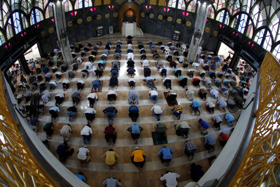 صلاة الجمعة داخل المسجد