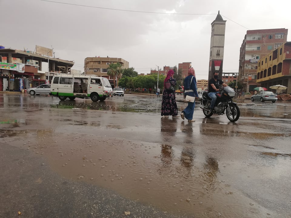 سقوط امطار على مدينة الخارجة  (2)